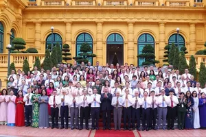 Tổng Bí thư, Chủ tịch nước Tô Lâm chụp ảnh cùng các nhà báo tiêu biểu. Ảnh: TTXVN 