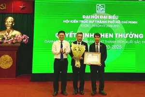 Đồng chí Nguyễn Mạnh Cường trao bằng khen của Chủ tịch UBND TPHCM. Ảnh: THANH HIỀN