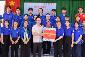 Lãnh đạo TPHCM thăm thanh niên tình nguyện “Mùa hè số”