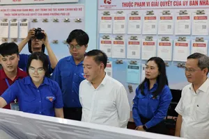  Trưởng Ban tổ chức Thành ủy TPHCM Phạm Thành Kiên nghe lãnh đạo phường Phú Lợi thông tin về công tác chuyển đổi số tại địa phương
