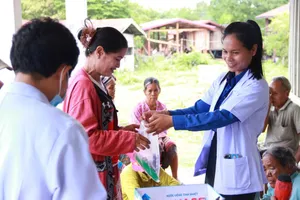 Các y, bác sĩ TPHCM khám sức khỏe cho người dân tỉnh Attapeu, Lào