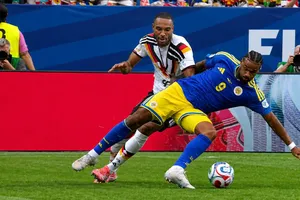 Các cầu thủ Curacao (phải) thi đấu kiên cường trước các đối thủ ở World Cup 2026