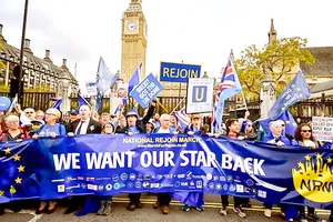 Người dân tuần hành tại thủ đô London, Anh kêu gọi tái gia nhập EU. Ảnh: Beresford Hodge/PA