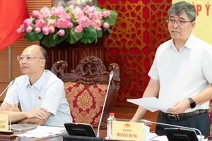 Ông Vũ Anh Tú, Phó Vụ trưởng Vụ Quy hoạch - Kiến trúc (Bộ Xây dựng) báo cáo tại phiên họp. Ảnh: CẨM HÀ 