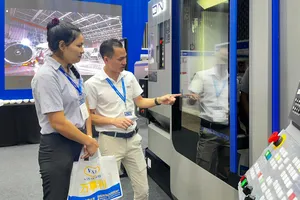 Doanh nghiệp giới thiệu sản phẩm tại Triển lãm MTA Vietnam 2026. Ảnh: THANH DUNG 