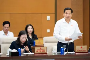 Tổng Thư ký Quốc hội, Chủ nhiệm Văn phòng Quốc hội Lê Quang Mạnh trình bày về việc chuẩn bị cho kỳ họp không thường lệ thứ nhất, Quốc hội khóa XVI. Ảnh: VIẾT CHUNG