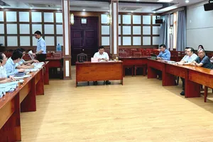 Buổi làm việc gỡ vướng cấp sổ hồng của Tổ công tác 1645. Ảnh: THANH HIỀN