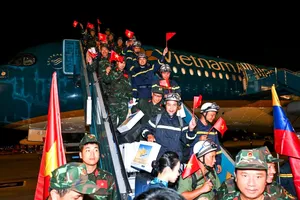 Các thành viên đoàn cứu hộ, cứu nạn Việt Nam đã hoàn thành nhiệm vụ nhân đạo tại Venezuela và trở về nước. Ảnh: HOÀNG LAM