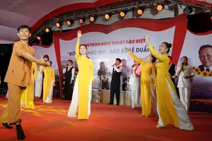 Một tiết mục trong chương trình nghệ thuật đặc biệt “Đời đời khắc ghi - Bác Ba Lê Duẩn”. ẢNH: VĂN THẮNG
