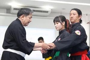 Võ sư Hồ Văn Tường hướng dẫn các môn sinh. ẢNH: NHÂN VẬT CUNG CẤP