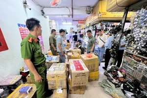 Lực lượng chức năng kiểm tra một cửa hàng kinh doanh các sản phẩm không rõ nguồn gốc trên địa bàn TPHCM. Ảnh: HỒNG VIỆT