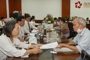 Cán bộ Trung tâm Phục vụ hành chính công phường Tam Bình, TPHCM giải quyết thủ tục cho người dân. ẢNH: LÊ THOA