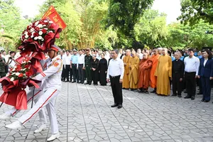 Đoàn đại biểu Ủy ban MTTQ Việt Nam TPHCM dâng hương tưởng niệm Anh hùng liệt sĩ tại công viên Lê Thị Riêng