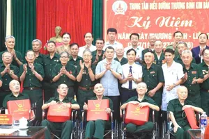 Thủ tướng Lê Minh Hưng thăm, tặng quà các thương binh, bệnh binh tại Trung tâm Điều dưỡng thương binh Kim Bảng, tỉnh Ninh Bình. Ảnh: VIẾT CHUNG