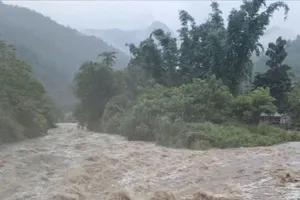 Ảnh minh họa: Mưa lớn ở thượng nguồn Tây Bắc, nước lũ đổ từ sông, suối nhỏ ra sông lớn, ngày 16-7. Ảnh: MINH LƯƠNG 