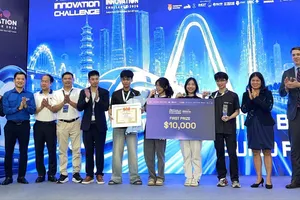 Đội L-GPT 6.7 được trao giải nhất với dự án cập nhật các quy định pháp luật mới nhất bằng công cụ AI. Ảnh: HÀ NGUYỄN