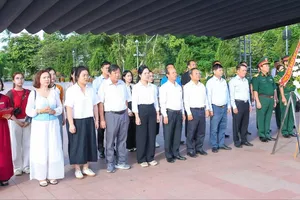 Đoàn công tác Hội Nhà báo Việt Nam dâng hương, dâng hoa tri ân các Anh hùng liệt sĩ tại Di tích quốc gia đặc biệt Thành cổ Quảng Trị