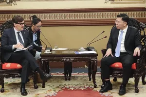 Phó Chủ tịch UBND TPHCM Hoàng Nguyên Dinh tiếp Chủ tịch chính quyền vùng Catalonia Salvador Illa i Roca. Ảnh: VIỆT ANH