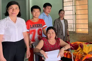 Lãnh đạo Ủy ban MTTQ Việt Nam xã Châu Đức trao số tiền bạn đọc Báo SGGP hỗ trợ gia đình ông Sỳ Voòng Sáng và bà Lê Thị Nga