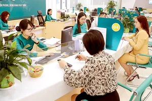 Giao dịch tại một ngân hàng ở Hà Nội. Ảnh: QUANG PHÚC