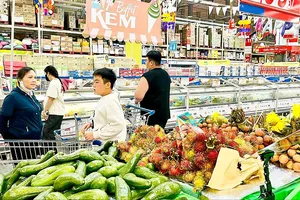 Trái cây, rau quả bày bán giảm giá tại MM Mega Market. Ảnh: THI HỒNG