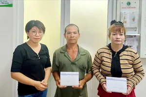 Báo SGGP trao tiền bạn đọc hỗ trợ đến gia đình 2 chị Nguyễn Thị Tuyền và Ngô Mỹ Uyên. Ảnh: GIAO LINH