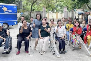 Từ dự án Nạng yêu thương, chị Bế Thị Băng đã trao hàng trăm đôi nạng và nhiều xe lăn đến người khuyết tật. Ảnh: TRẦN VÂN