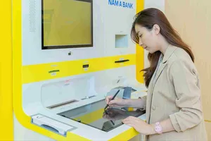 Khách hàng giao dịch tại ngân hàng. Ảnh minh họa
