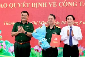 Trung tướng Lê Xuân Thế, Tư lệnh Quân khu 7 và Bí thư Tỉnh ủy tỉnh Tây Ninh Nguyễn Văn Quyết trao quyết định, tặng hoa chúc mừng Đại tá Nguyễn Thành Tâm