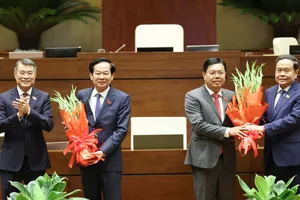 Thủ tướng Lê Minh Hưng và Chủ tịch Quốc hội Trần Thanh Mẫn tặng hoa chúc mừng Bí thư Thành ủy TP Cần Thơ Đỗ Thanh Bình và Bộ trưởng Bộ Nội vụ Nguyễn Tiến Hải, sáng 3-8. Ảnh: QUANG PHÚC