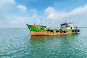 Phát hiện tàu chở 50.000 lít dầu diesel không rõ nguồn gốc