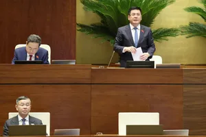 Phó Chủ tịch Quốc hội Nguyễn Hồng Diên điều hành phiên thảo luận tại hội trường của Quốc hội, chiều 7-8. Ảnh: QUANG PHÚC