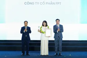 Bà Mai Thị Lan Anh, Giám đốc Truyền thông Tập đoàn FPT đại diện nhận vinh danh Top 10 công ty công nghệ uy tín 2026