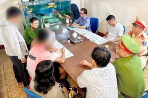Lực lượng chức năng TP Đồng Nai làm việc, nhắc nhở hai thiếu niên có hành vi ném đá vào tàu hỏa đang lưu thông. Ảnh: CAĐN cung cấp