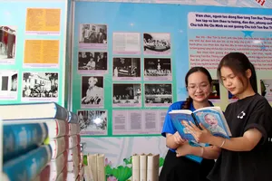 Bạn trẻ tìm hiểu cuộc đời và sự nghiệp Bác Hồ trong Không gian văn hóa Hồ Chí Minh ở Bảo tàng Tôn Đức Thắng. ẢNH: DŨNG PHƯƠNG