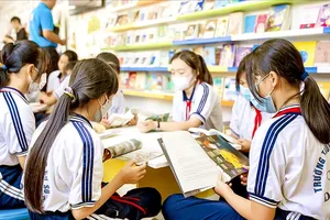 Các em học sinh Trường THCS Doi Lầu (xã An Thới Đông, TPHCM) hào hứng trải nghiệm mô hình “Thư viện Container”. Ảnh: Hội Doanh nhân trẻ TPHCM