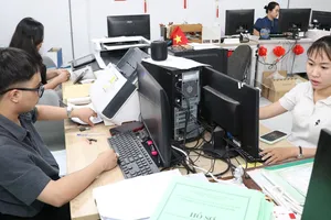 Cán bộ Văn phòng Đăng ký đất đai TPHCM (phường Gia Định, TPHCM) số hóa hồ sơ đất đai. ẢNH: NGÔ BÌNH
