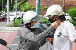 Mẹ chăm con trước những ngày con bước vào ngưỡng cửa đại học. Ảnh: HOÀNG HÙNG