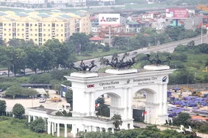 Hiếm hoi có khu đô thị ở Hà Nội ghi cả tiếng Việt trên biển tên đặt trước cổng. ẢNH: QUANG PHÚC