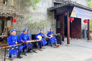 Những "nghệ sĩ nông dân" trong Câu lạc bộ Đờn ca tài tử phường Long Phước biểu diễn tại Bảo tàng Áo dài. Ảnh: TRUNG HẬU