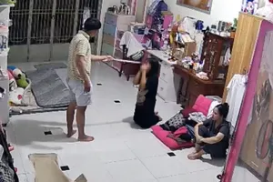 Hình ảnh bé gái 11 tuổi ở TP Đồng Nai bị “cha dượng” bạo hành dưới sự chứng kiến của mẹ ruột. Ảnh cắt từ clip