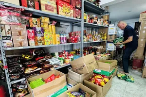 Người dân săn hàng cận date tại một cửa hàng trên đường Tân Kỳ Tân Quý, phường Sơn Kỳ, TPHCM. Ảnh: Hoa Lài