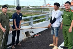 Hiện trường 2 đối tượng trộm dây điện. Ảnh: CATPĐN
