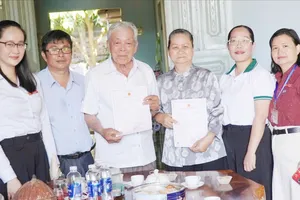 UBND xã Nghĩa Thành trao giấy chứng nhận kết hôn cho vợ chồng ông Minh và bà Quít 