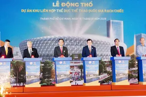 Đại biểu thực hiện nghi thức lễ động thổ Khu liên hợp Thể dục Thể thao Quốc gia Rạch Chiếc, ngày 15-1. Ảnh: HOÀNG HÙNG