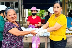 Những suất ăn nghĩa tình được chia sẻ cho người khó khăn ở ấp Long Nguyên (xã Long Điền, TPHCM). ẢNH: TRÚC GIANG
