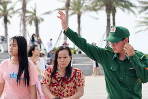 Trật tự viên du lịch TNXP hỗ trợ du khách tìm người thân đi lạc