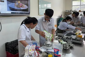 Học sinh Trung tâm GDTX Chu Văn An thực hành nghề song song với học văn hóa 