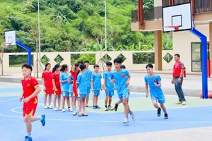 Học sinh ở Trường Phổ thông nội trú Tiểu học và THCS Mường Khương, xã Mường Khương, tỉnh Lào Cai được thụ hưởng sân thể thao, đường chạy và các không gian ngoài trời. Ảnh: THU HẰNG
