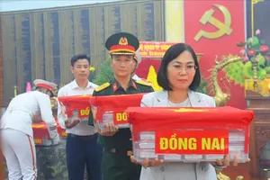 Trang trọng bàn giao các mẫu sinh phẩm hài cốt liệt sĩ để phục vụ giám định ADN. Ảnh: Bộ CHQS TPĐN